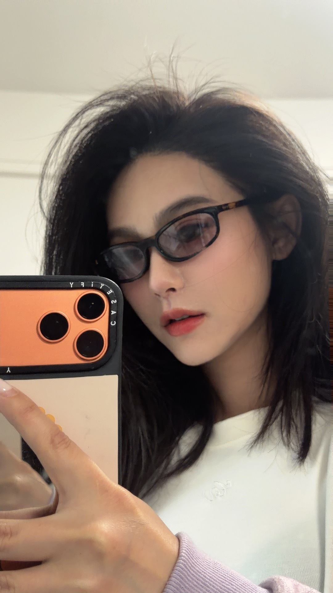 今日份ootd ，紫色墨镜配紫色上衣。高铁🚄前往阿那亚～目前体重106斤！！！