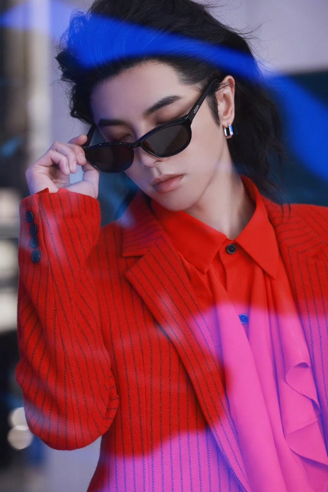 华晨宇骐骥红 官宣加盟湖南卫视跨年演唱会！翻看花花过往舞台造型，从飘逸流苏到利落