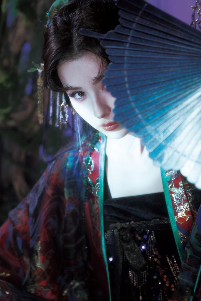 谁把哈妮克孜头发挂树上了哈妮克孜东方诡美感别的艺人拍外景出状况会慌乱，哈妮克孜这