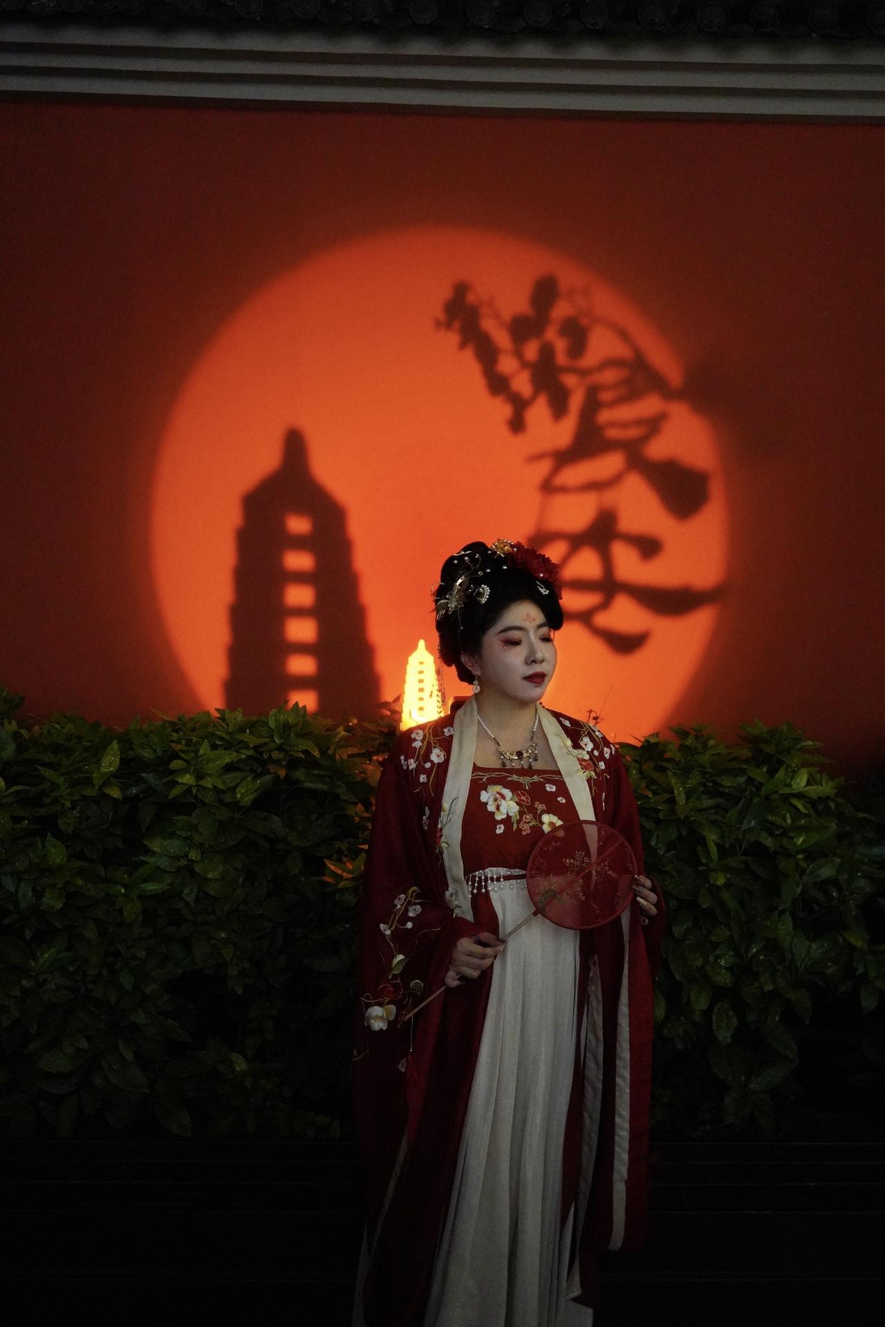 总要来西安过一次年吧。

[马上有福]当大唐不夜城的万盏灯火同时亮起，当身边尽是