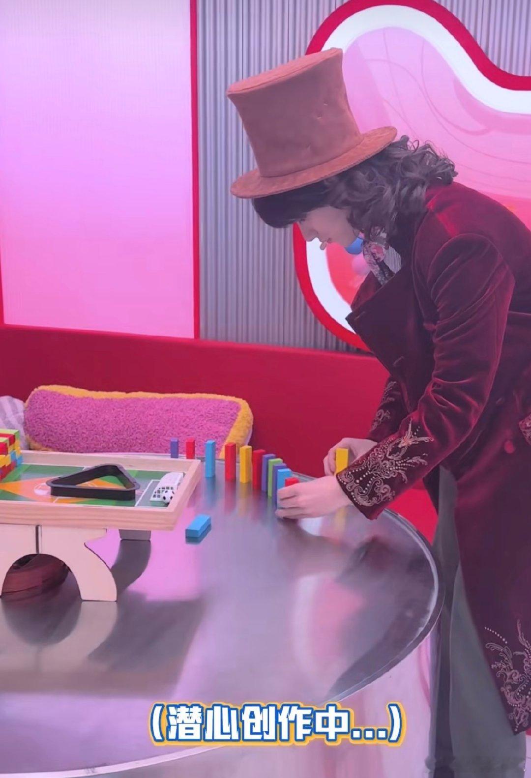 谁懂小吴的委屈！想凑个热闹捣乱，结果积木倒了背锅，被小丁当众喊名字，委屈巴巴的样