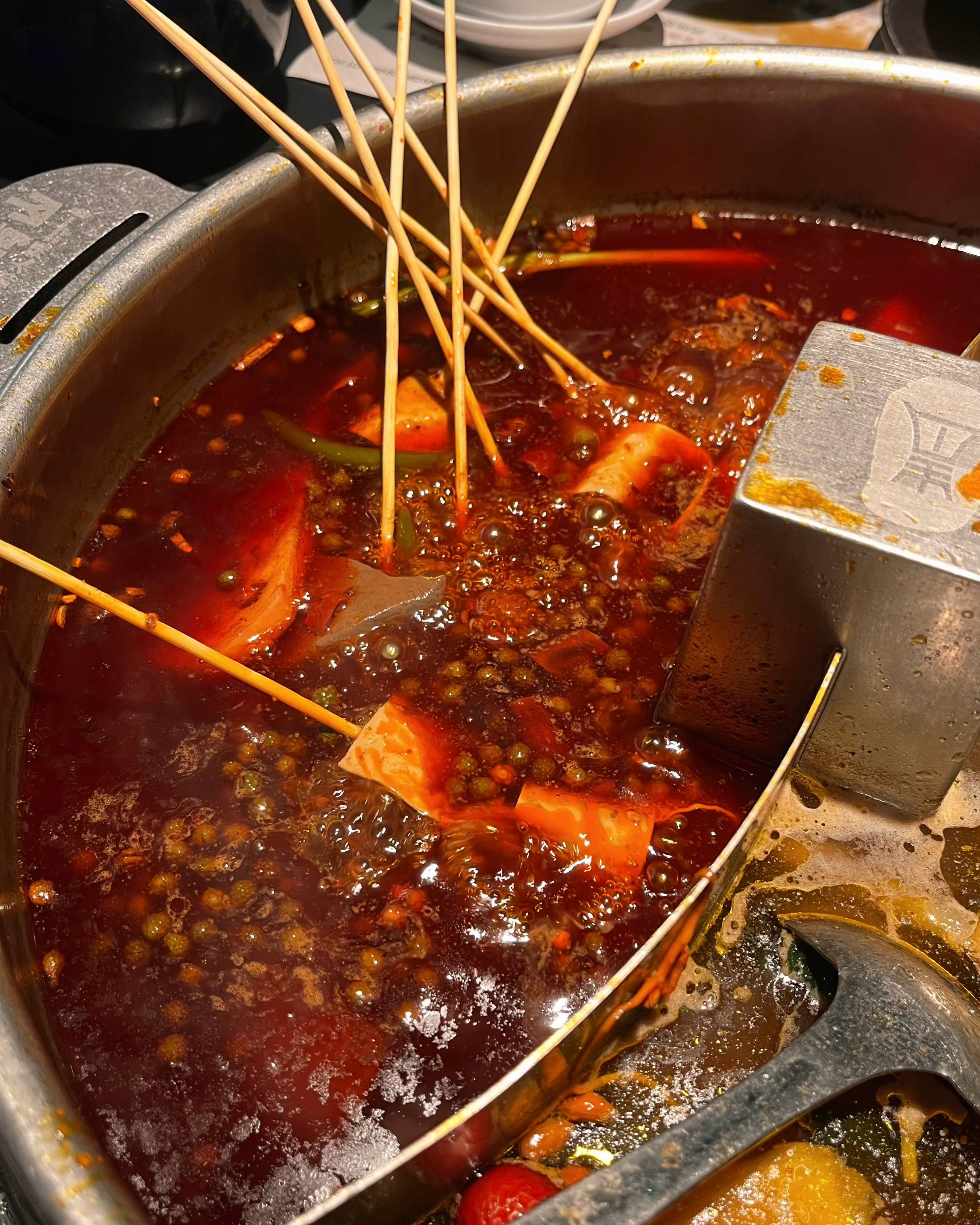 对于不大会吃的辣的人来说，成都火锅是魔鬼级的