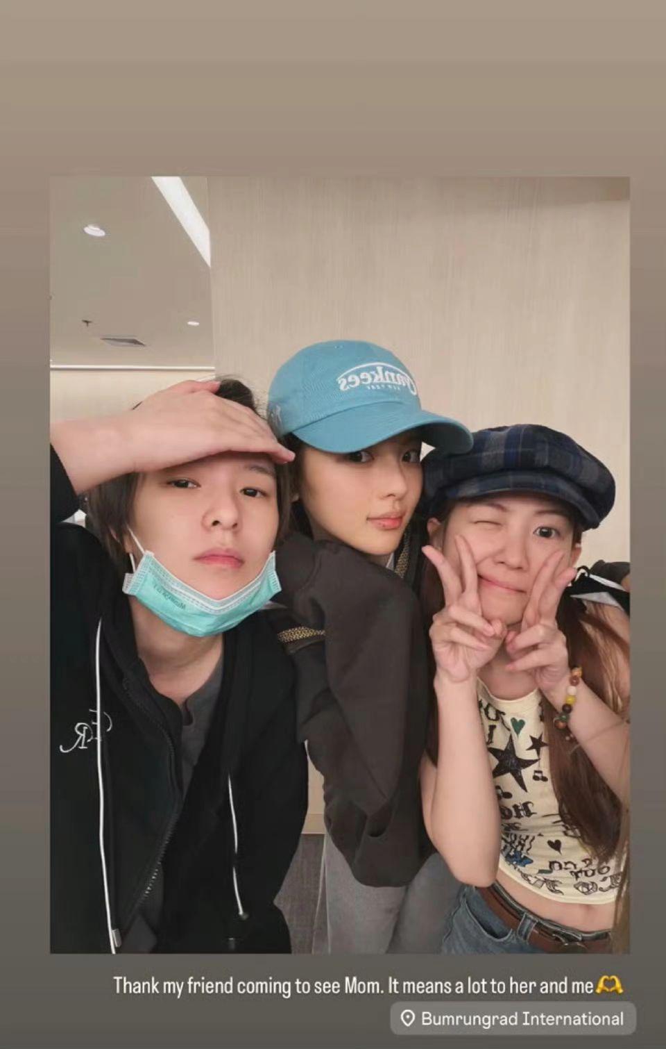 超越在🇹🇭 去看望了sunee的妈妈。重情重义的杨超越，希望阿姨早日康复！