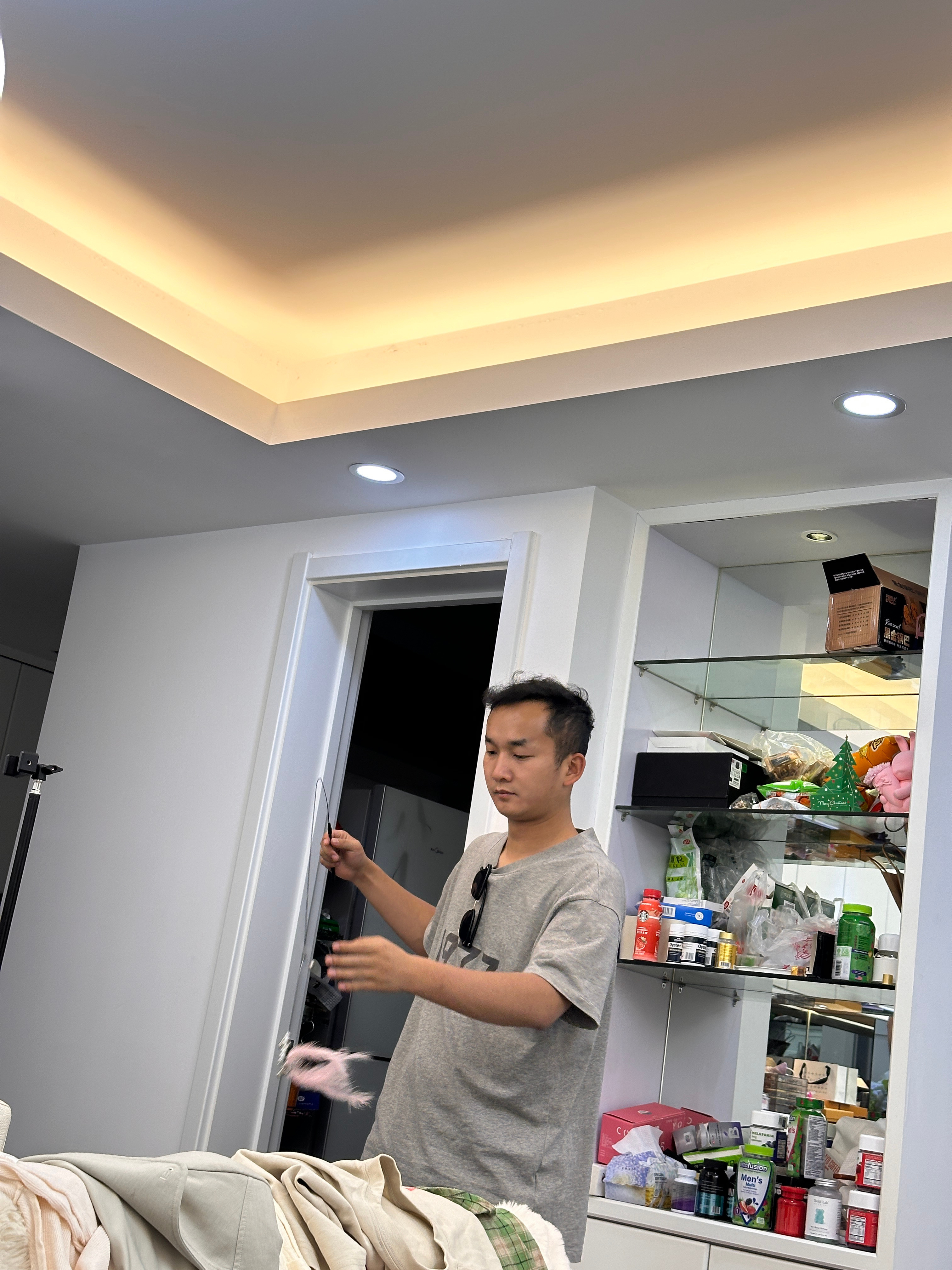出去了四天一回来就拿逗猫棒陪卡蒂玩了一个小时[允悲]说一次性给她玩够了 以后就不