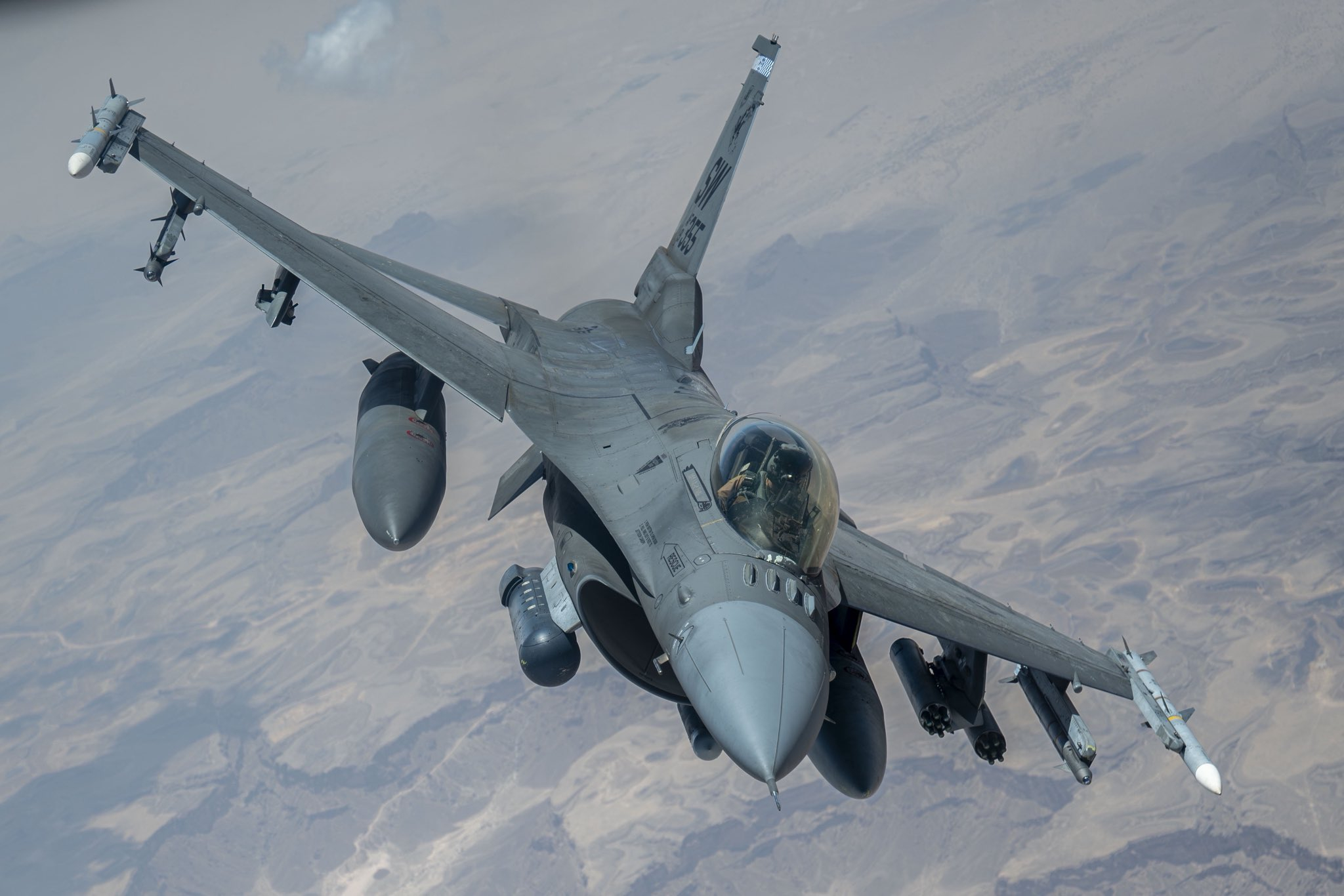 美国空军 F-16 战隼在美国中央司令部空域上空每天认识一件兵器 烽火问鼎计划 