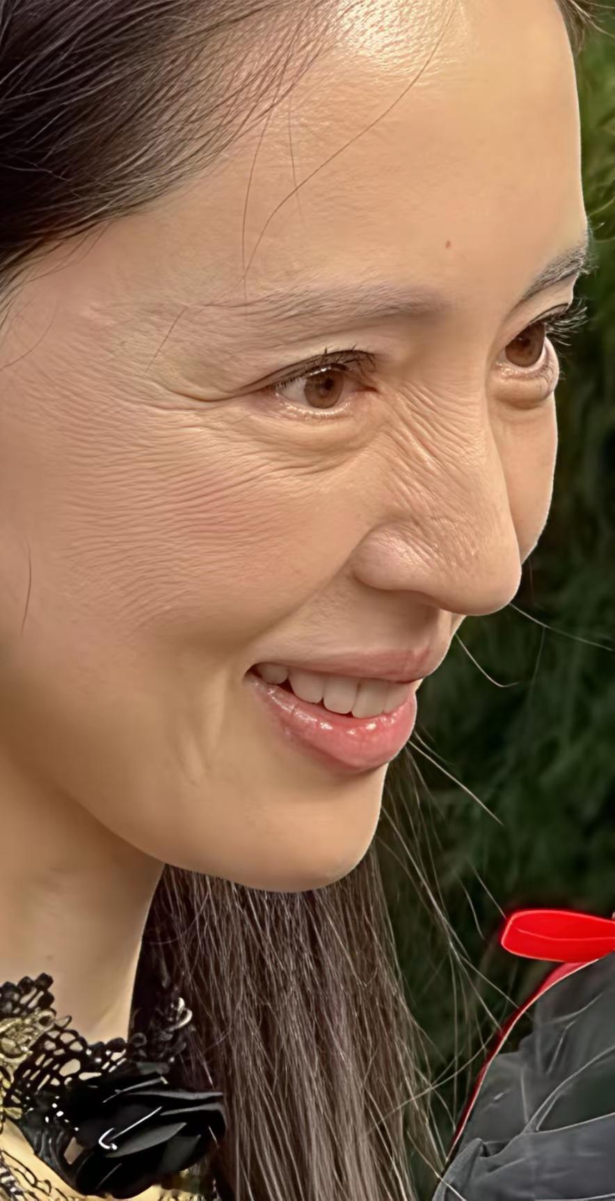 结婚后的董璇面相都变了，生日会上的她满面红光，果然嫁对了人会年轻百倍。

大家都