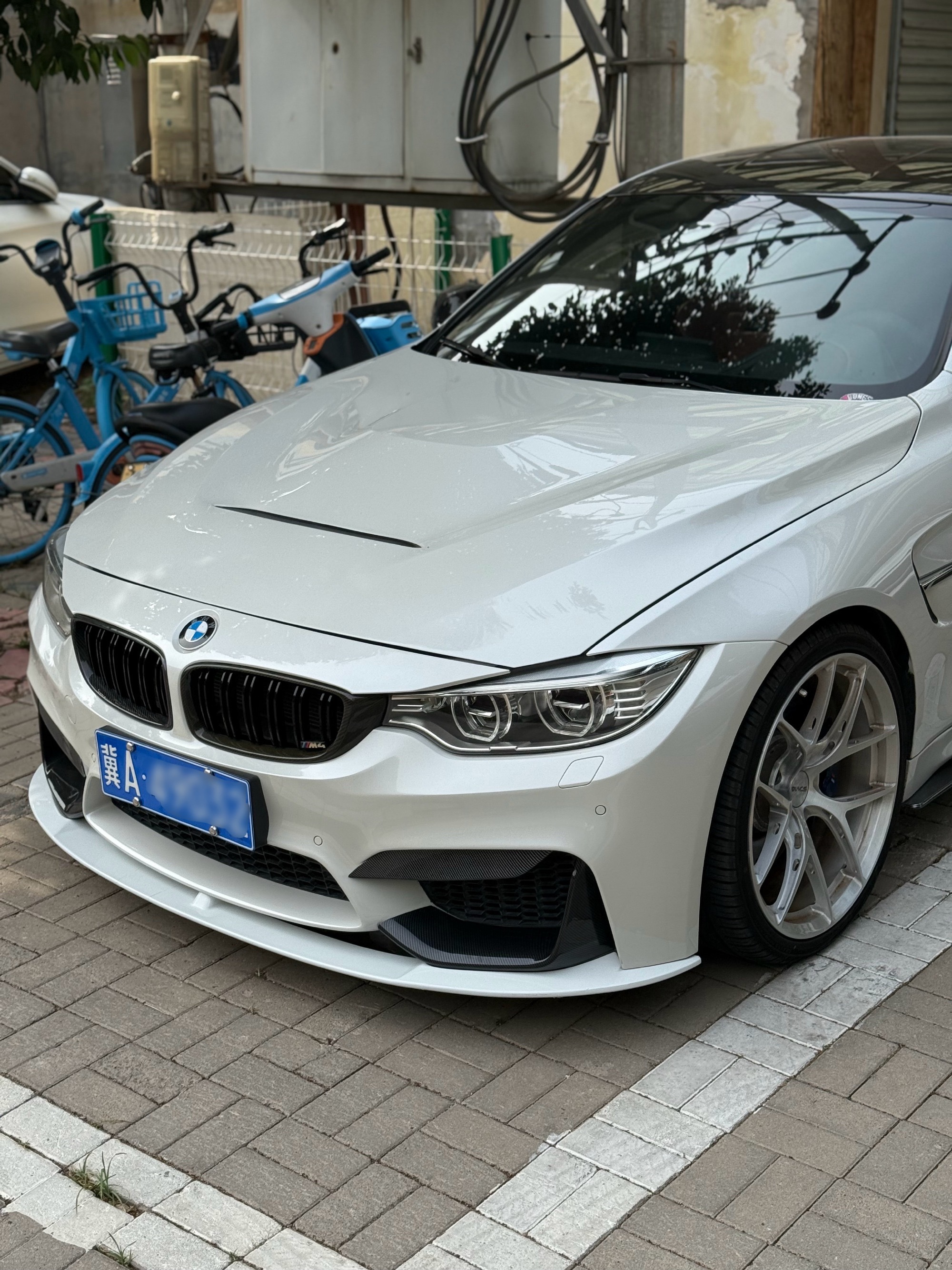 今天开早早心心念念的宝马小汽车去接他 