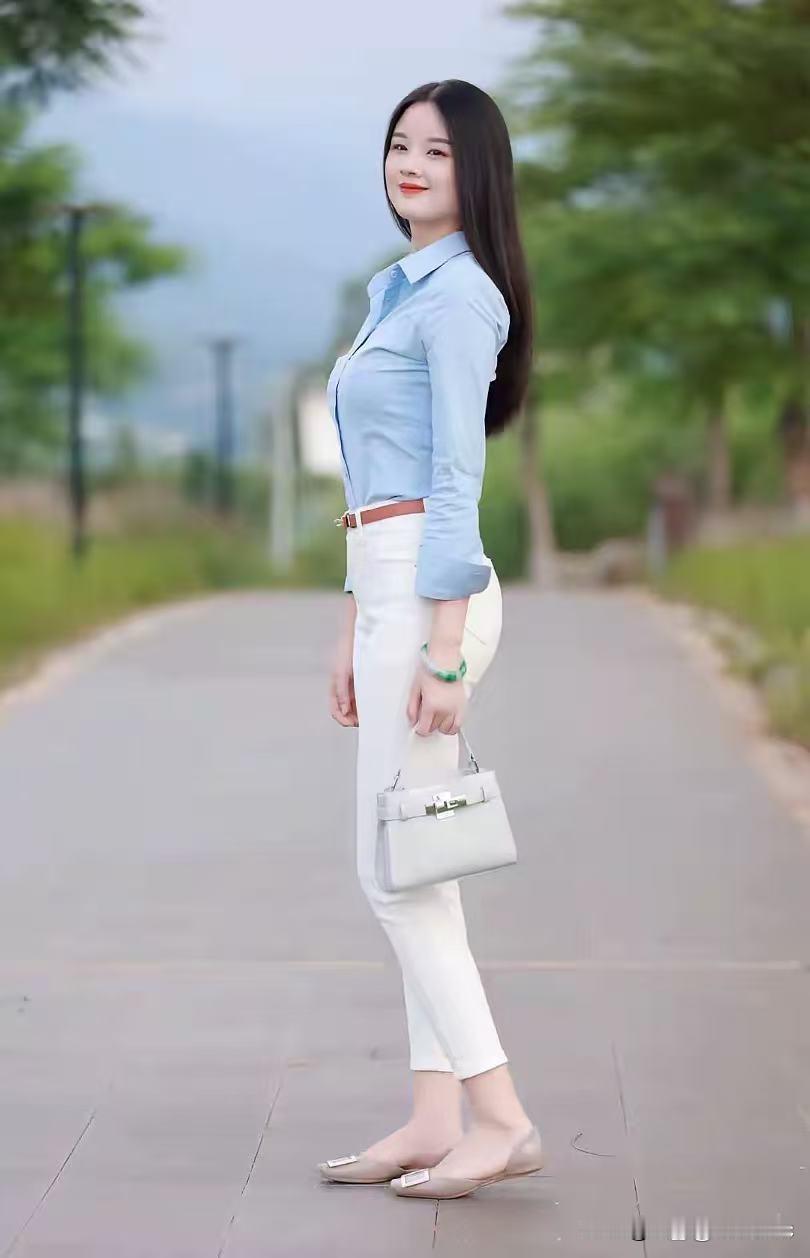 周末跑到公园，一头扎进那清新自然的氛围里。漫步在绿意盎然的小径上，感觉自己像被大