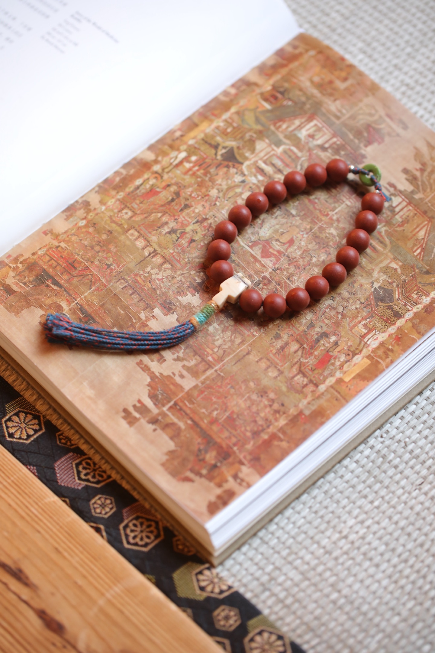 古法药香手串 | 七香十二精遵古法调制，纯手工药香，纯粹的药材本草味，香气高雅。