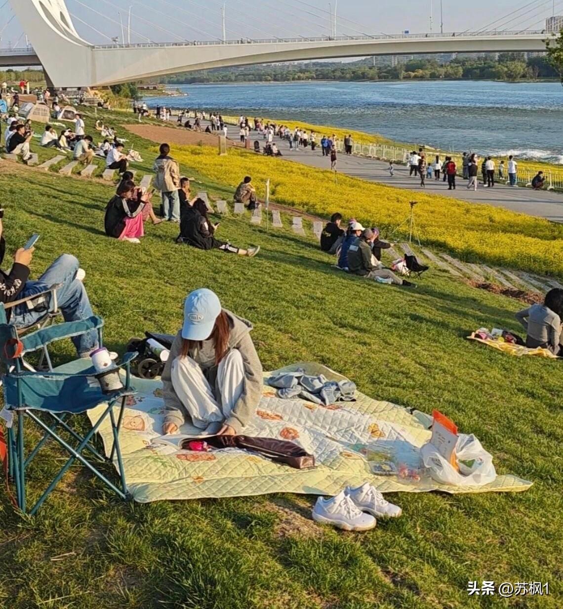 北京首钢大桥下的美景。如果我不说，你一定想不到这么近，那么美。