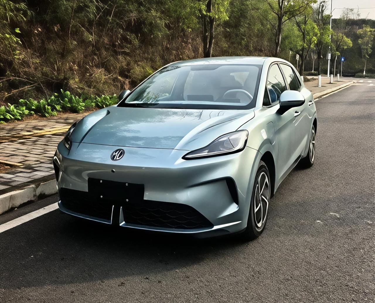 名爵MG4，低配和高配，价格差距过大了

名爵MG4，车长4395mm，轴距27