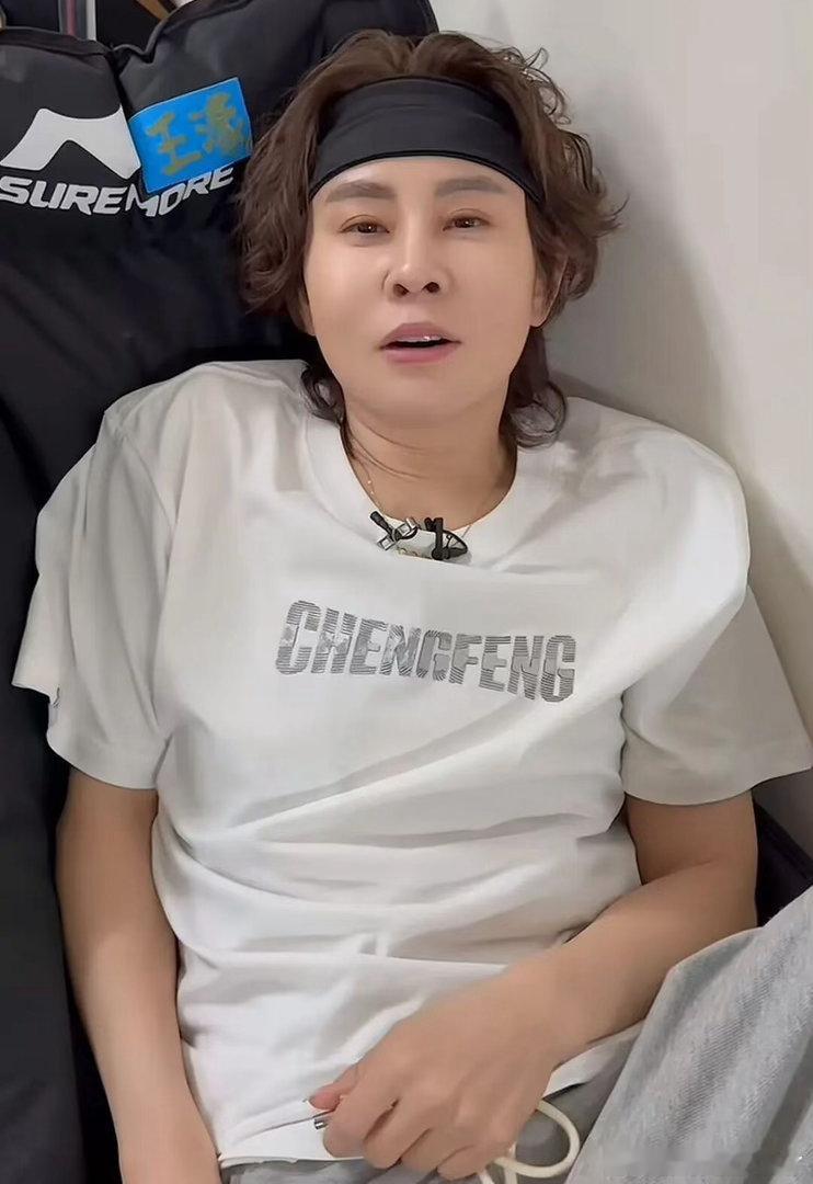 曾沛慈王濛半夜抢被子两位姐姐都是幼稚鬼，半夜两人还抢被子！这段花絮能放出来看看嘛
