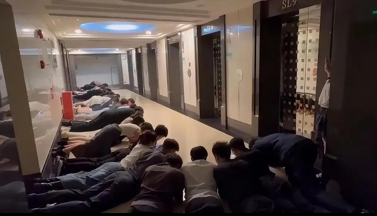 今天两条消息放一起看挺有意思，一是广州某教培机构为迎接领导趴在地上高喊“欢迎黄总