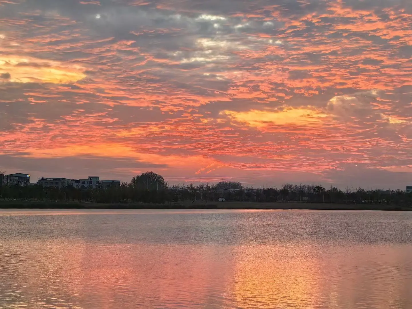落日余晖映晚霞一抹夕阳美如画 想把好看的天空分享给你