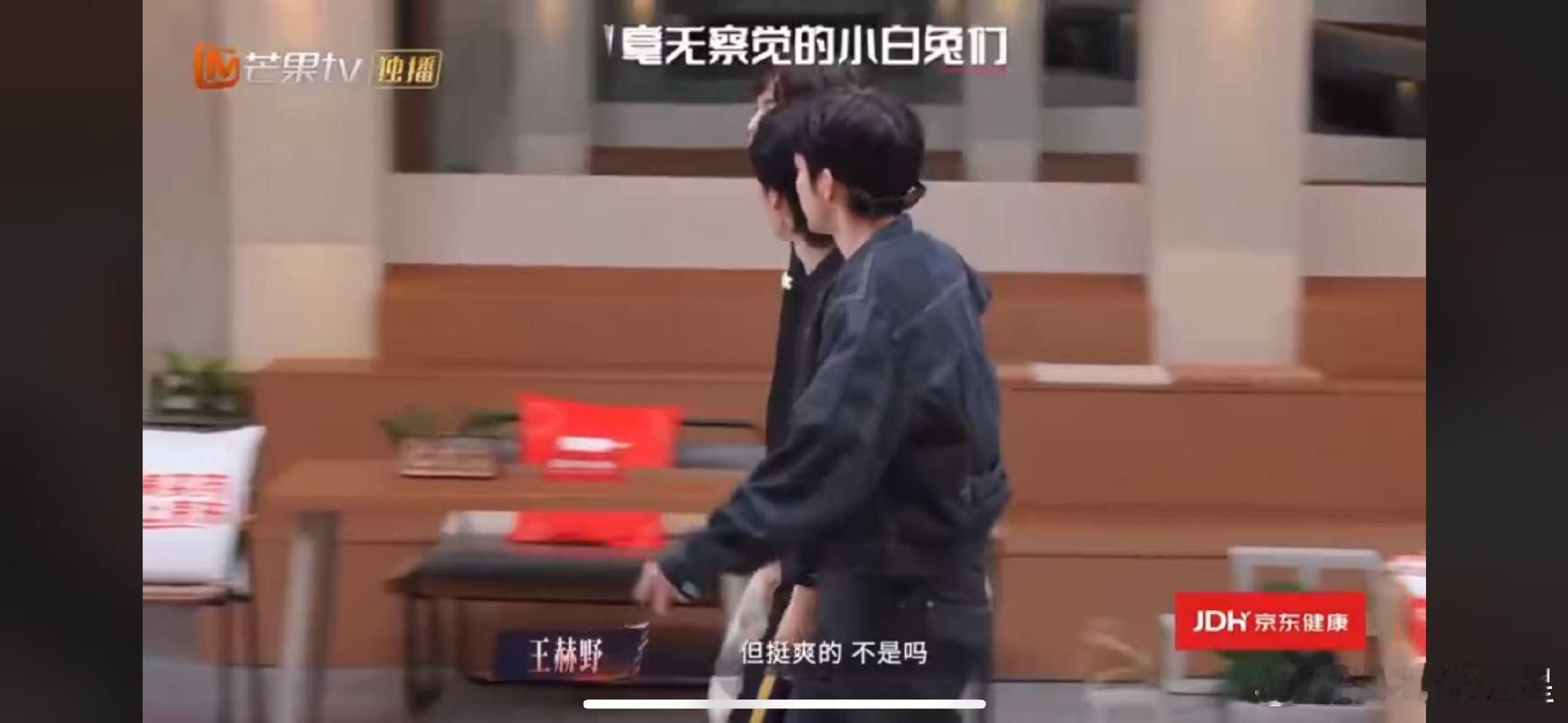 王传君人形礼炮 王传君前一秒贴心后一秒捣乱披哥后台欢乐花絮，王传君表面温柔贴心，