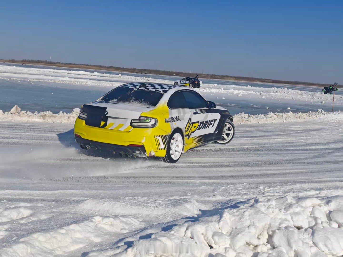 今天的工作是漂移教练，其实打着工作的名号白嫖一下冰雪漂移，抡一抡盘子，和朋友们追