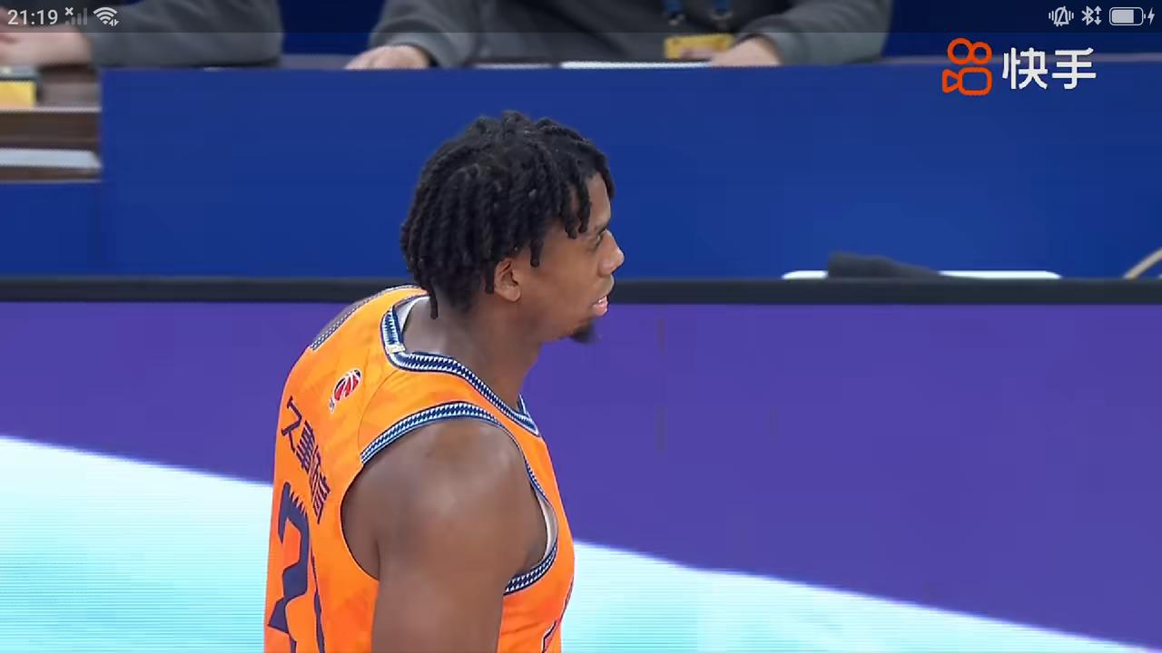 昨晚上海久事依靠强大的整体实力主场大胜广东队，豪取赛季10连胜，本赛季常规赛横扫