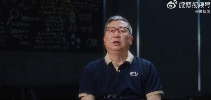 退休法医直播治愈我的精神内耗 刘良老师的直播间像一个安静的树洞，他不贩卖焦虑也不