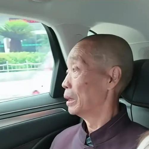 四川男子周青富，30多年前有妻有女，做着木料生意。结果生意失败，欠了六七千块，其