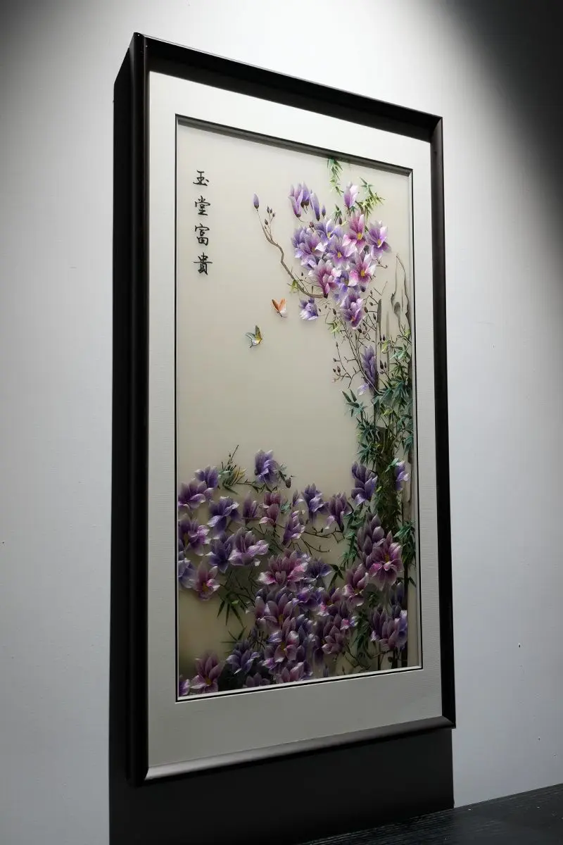 苏绣｜玉堂富贵 苏绣里的东方意境，是针脚里晕开的「玉堂富贵」。紫玉兰的...