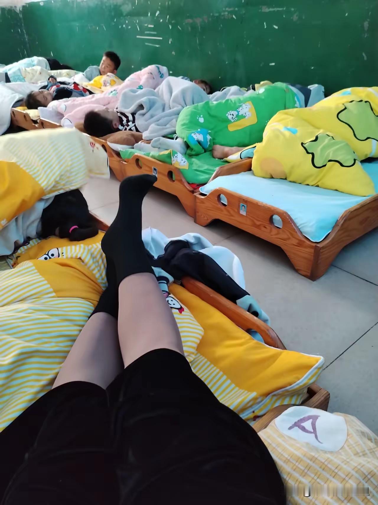 一个想午睡的人盯着一群不想午睡的人[微笑]