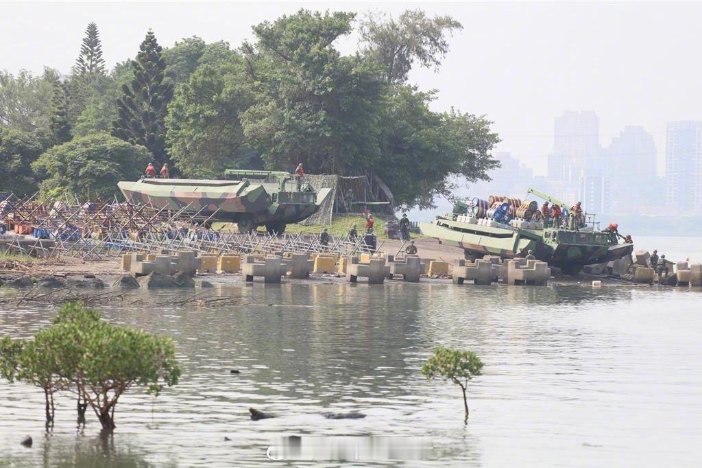 兵器影像 台伪陆军第53工兵群于6月24日在台湾北部淡水河沿岸，演练部署障碍物，