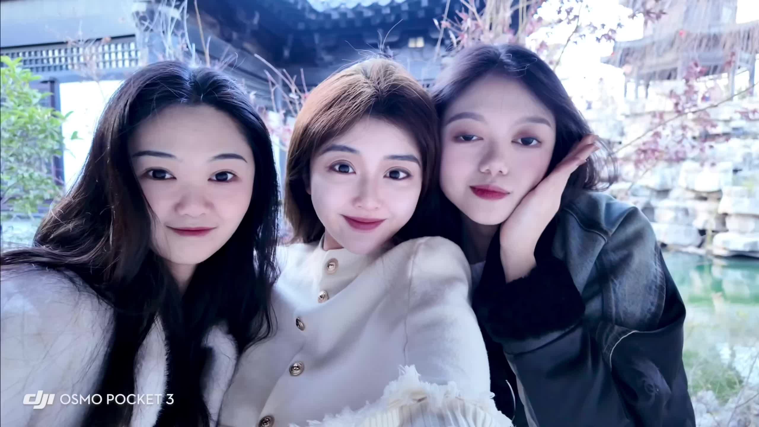 你根本不用求证自己是否被爱着 爱你的人会自己穿过人海 把安全感塞满你口袋里