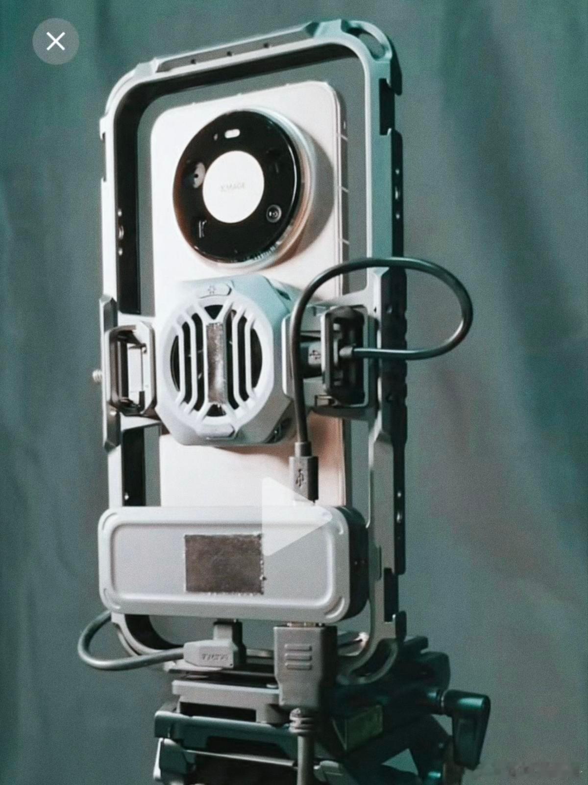 华为今晚真是绝了整个小品没提一句华为，但教科书级的辨识度，pura 80和Mat