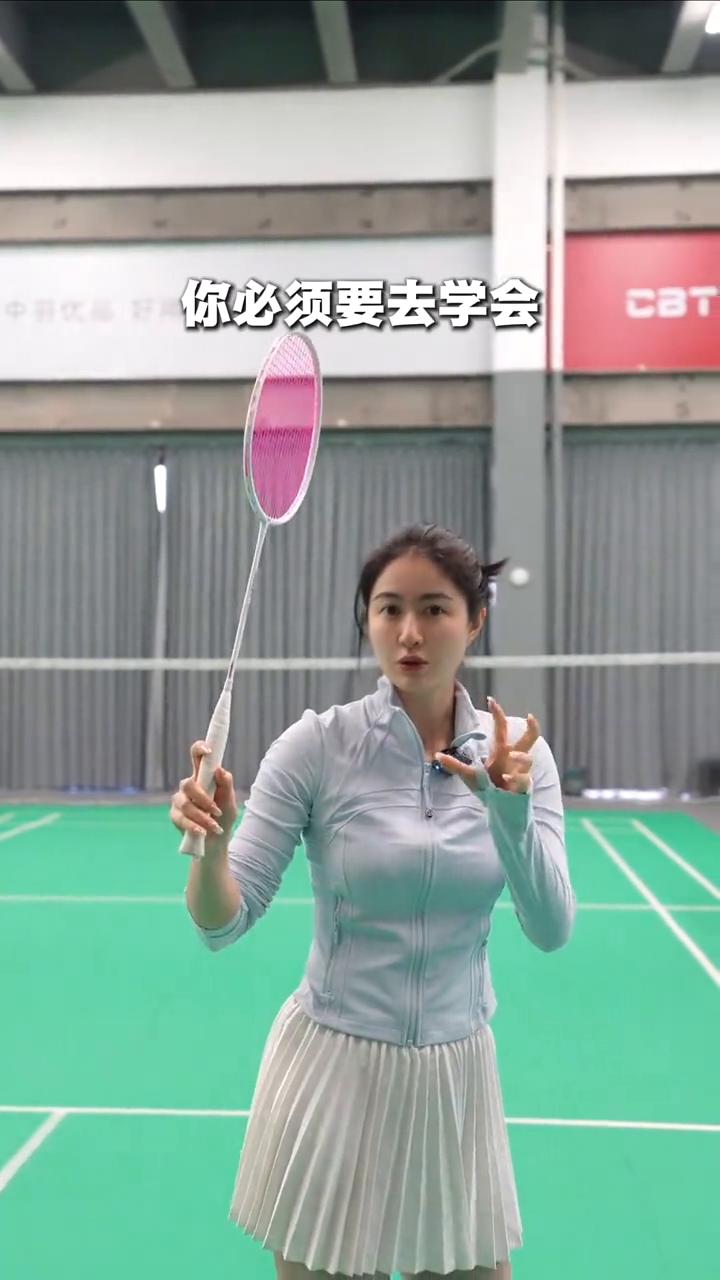 握拍对发力的影响(完整版)。
握拍是错误的，看上去好像没问题，球也打出去了，但是