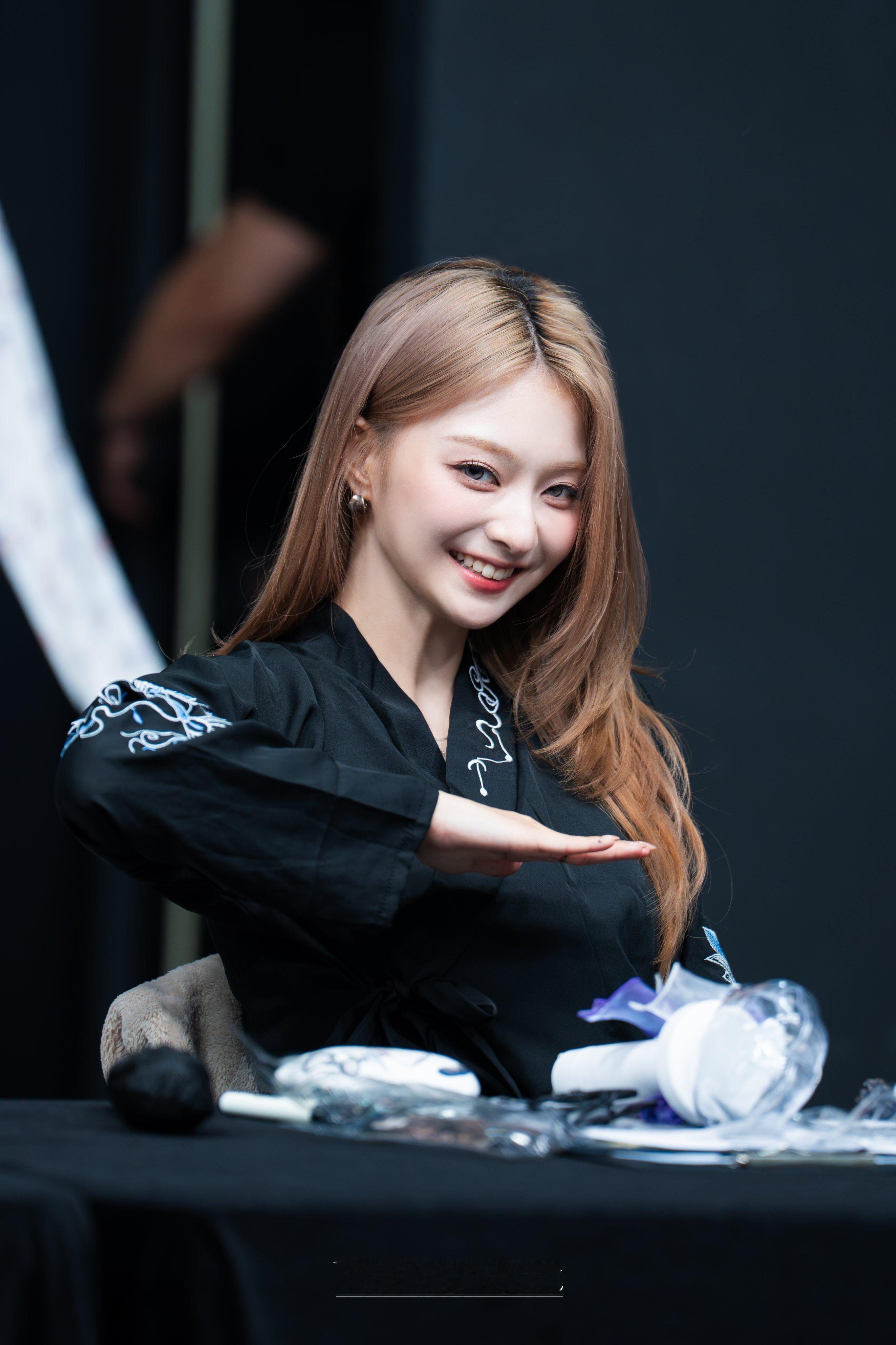 李娜炅[超话]  🐣氧气笑颜李娜炅 260828 Beatroad签售 饭拍H