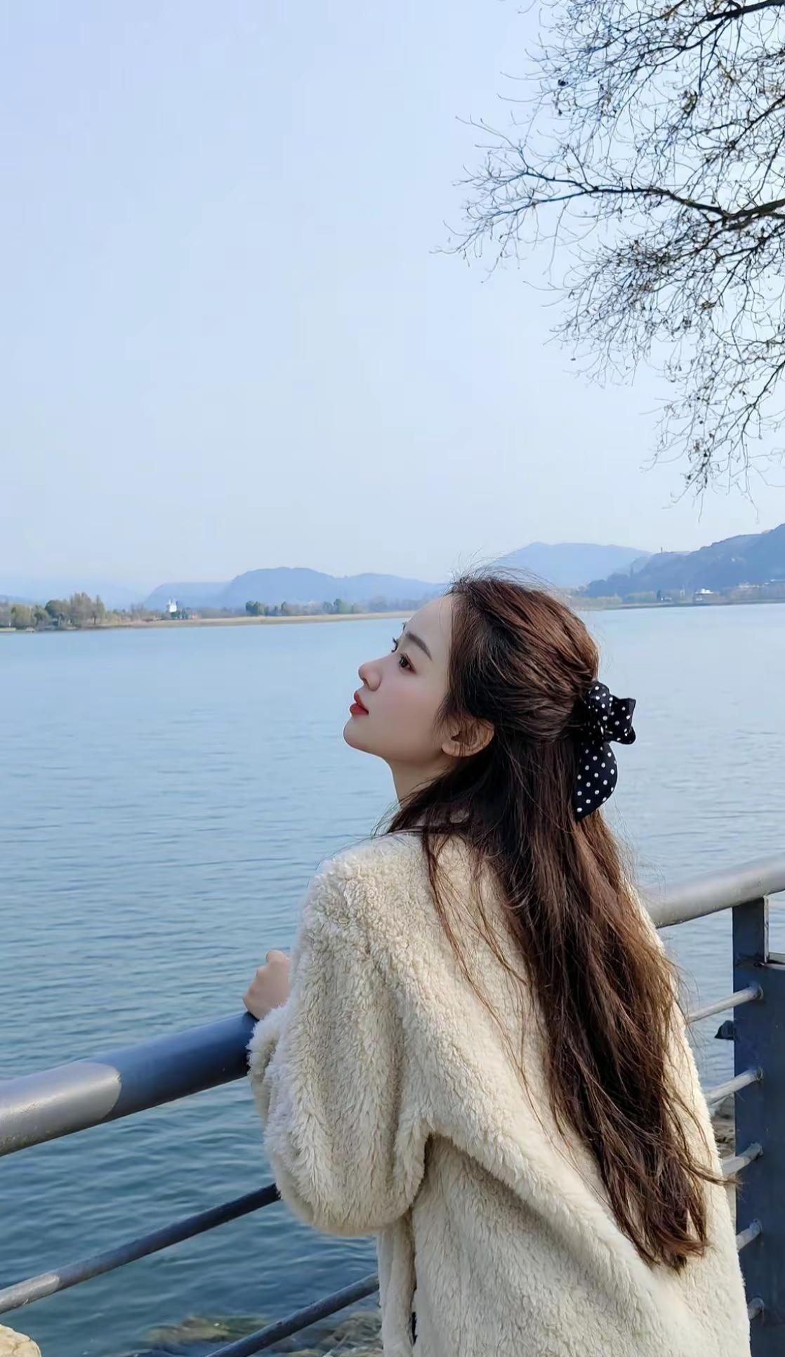 AI湖畔氛围感写真 随变ai随便玩不纠结过往，不焦虑未来，眼前即是生活，心安便是