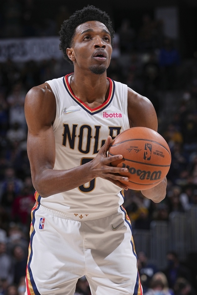 Chris Dodson报道，湖人与勇士在内的多支西部争冠球队正在积极探索得到琼