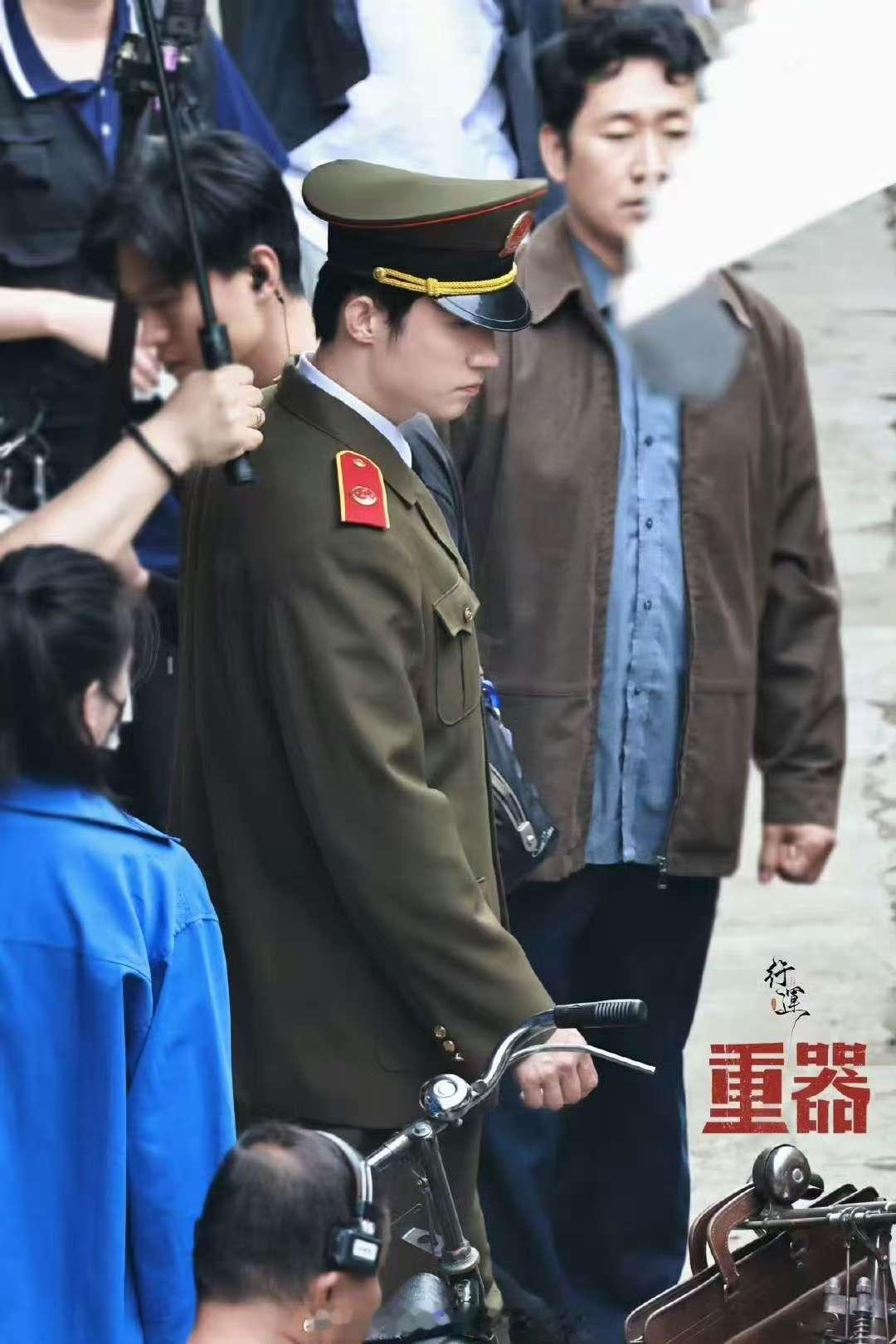 黄景瑜重器制服路透黄景瑜重器制服造型黄景瑜重器制服路透，好期待，真的帅到我了 ​