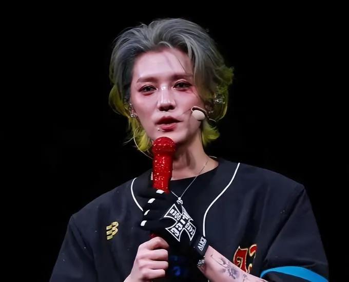 鹿晗患病质疑升级！邓超关晓彤一个举动，暴露了他的“真实处境”

邓超在舞台上突落