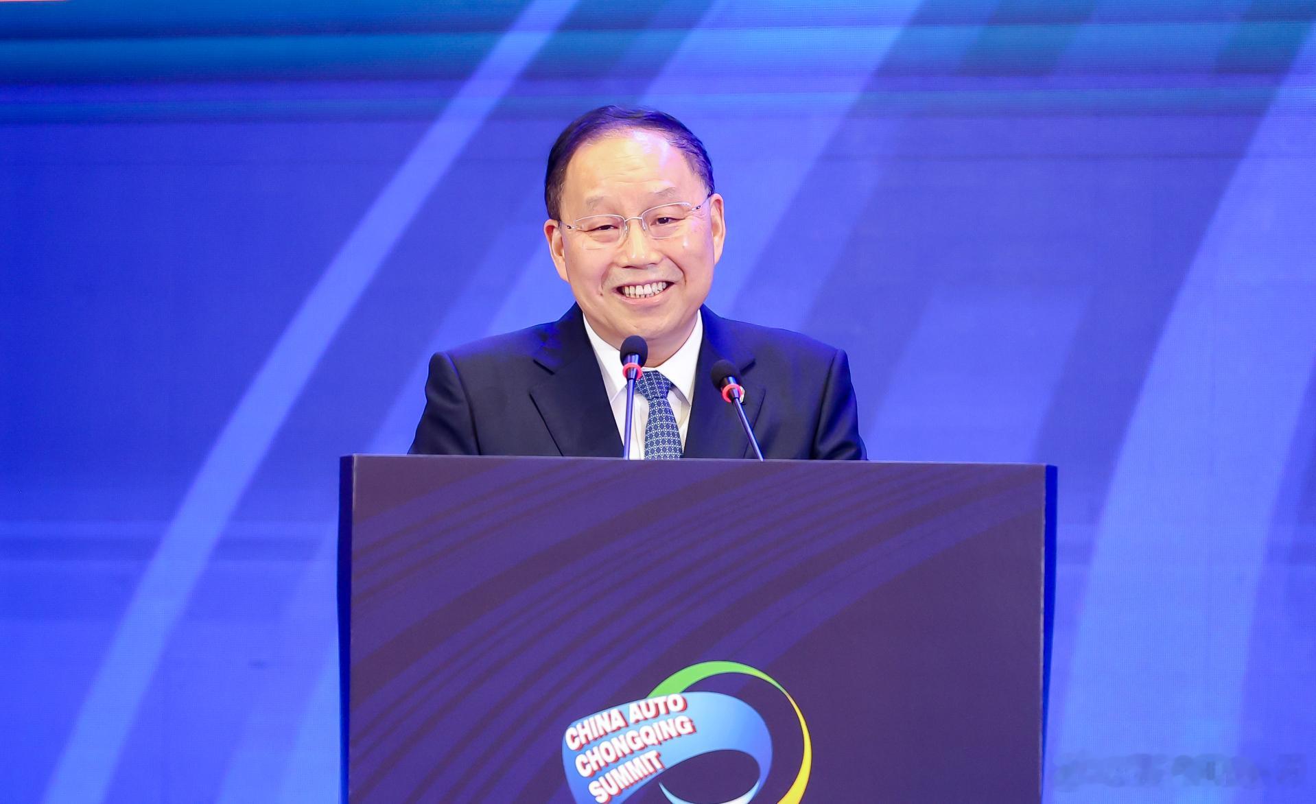 今天2026中国汽车重庆论坛 开幕，赛力斯集团董事长（创始人）张兴海在现场发表主