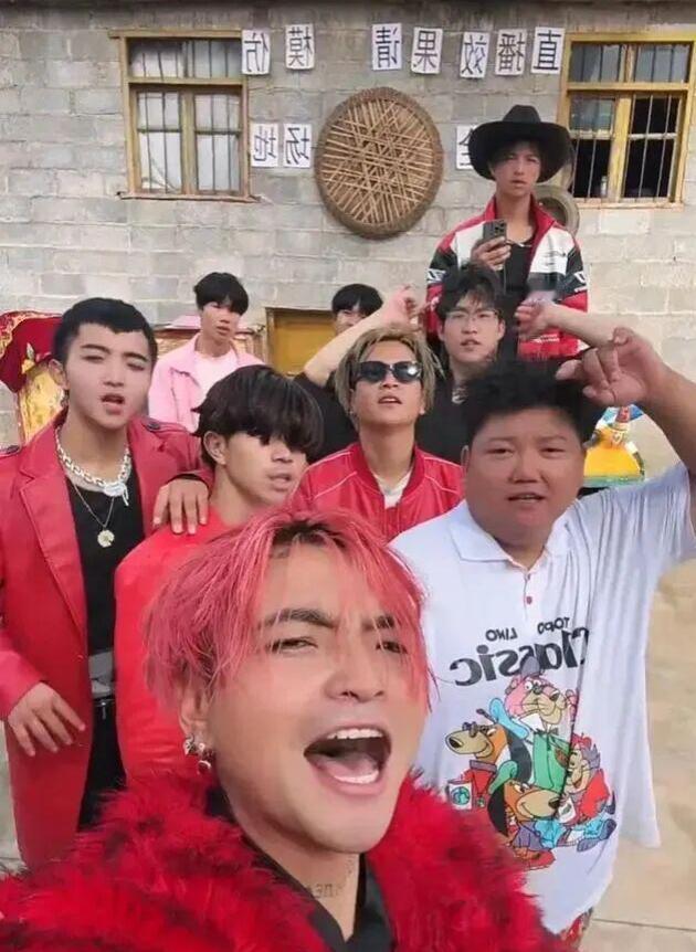 最近云南有五兄弟火出圈！

他们账号“关恒（蹦山咔拉咔）”7天狂涨72万粉，每天