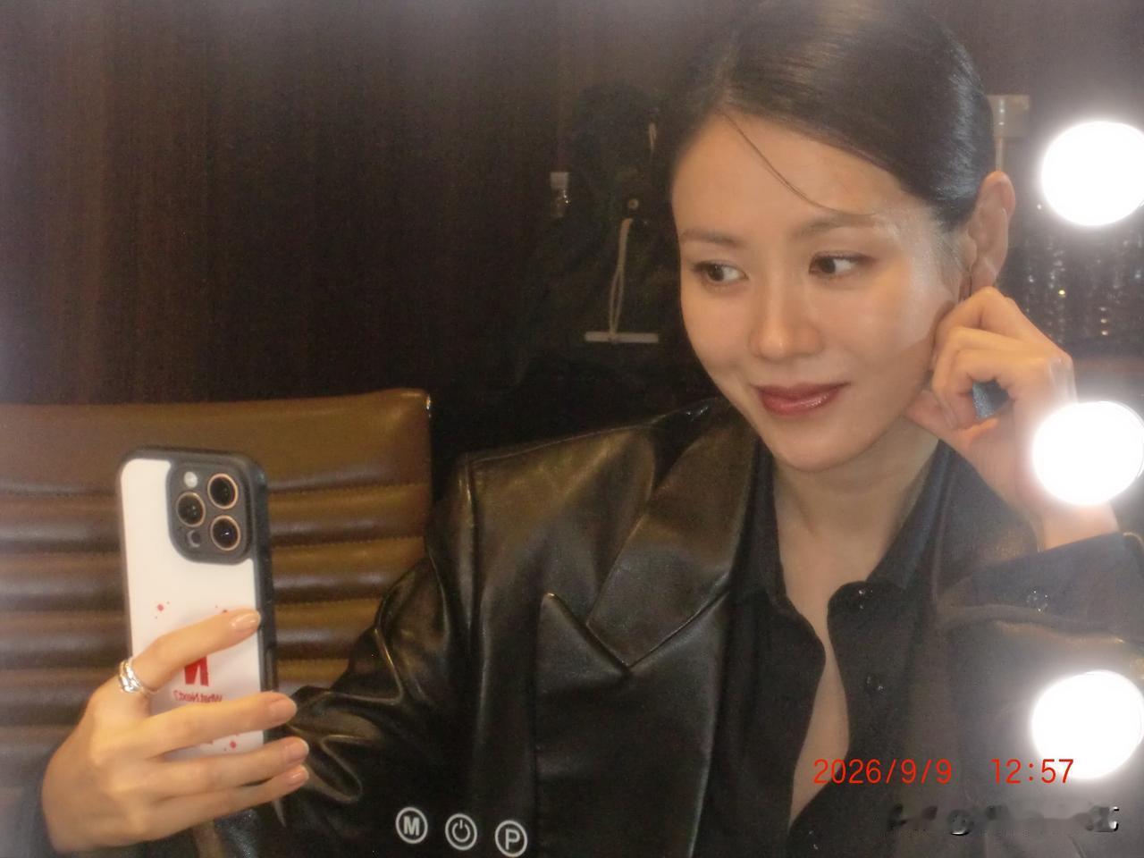 9日，演员孙艺珍在个人Instagram上传了多张自拍照。照片中，孙艺珍在灯光璀