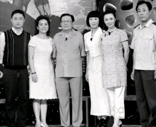 这张老照片，我一眼就认出了衣着端庄、清姿雅质的蔡明与穿着一袭白裙、气质闪闪发光的