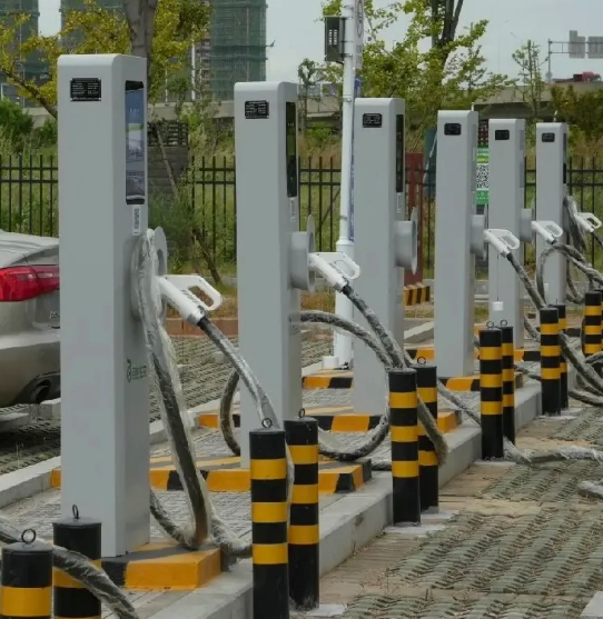 私人桩持续领跑，充电网加速织密。截至9月底，全国充电设施达2477.7万个，同比