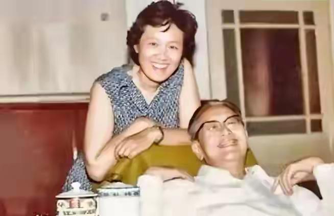 1973年，乔冠华对女儿说：“我要迎娶章含之！”谁知，女儿突然，大喊：爸爸，你忘