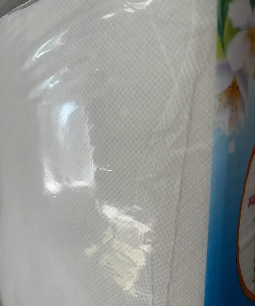 纸业老哥拍视频说市面上几块钱一大包的纸巾其实是垃圾站收来的废纸，混着漂白水泡荧光