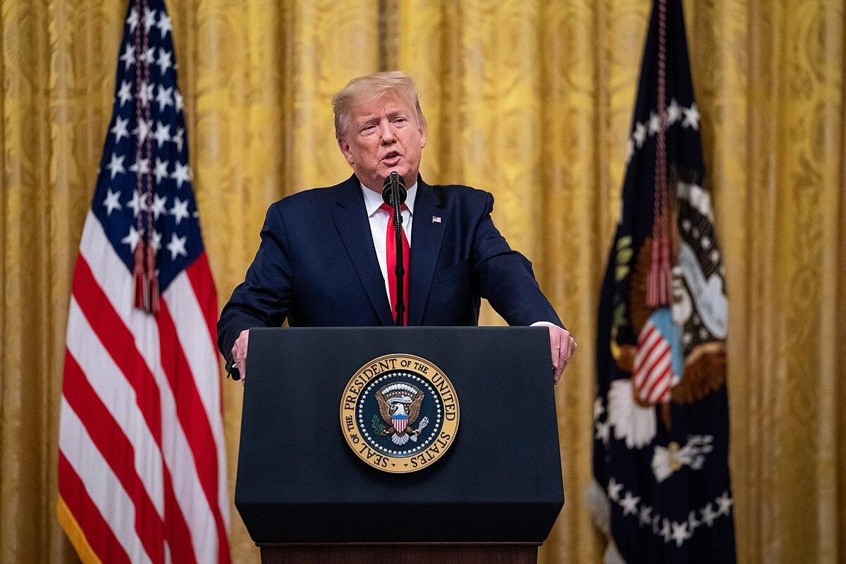 特朗普近期公开发表争议讲话，现场模仿法式口音调侃法国总统马克龙，甚至直言马克龙被