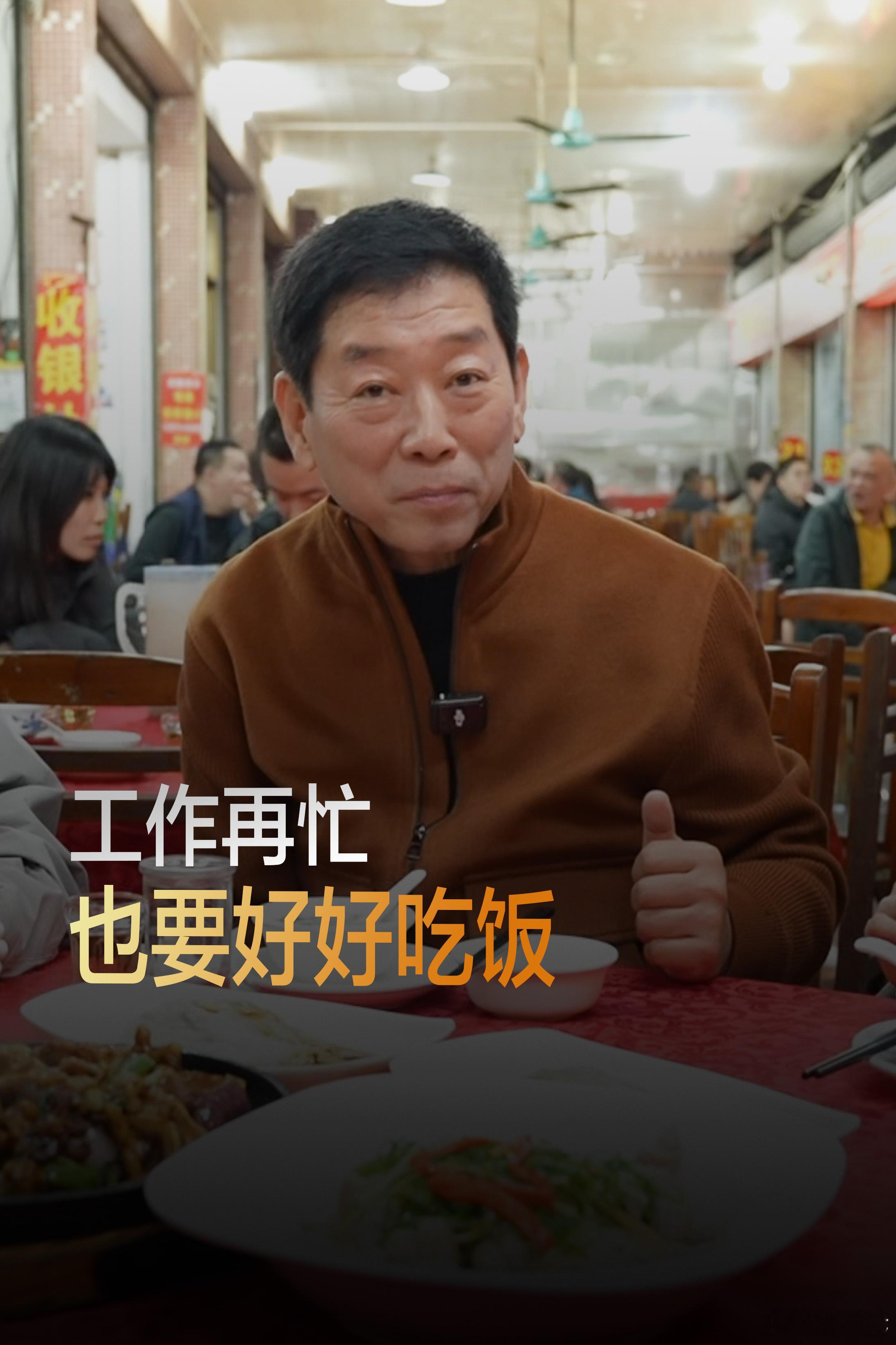 在广州车展的岭南文化体验活动中，魏建军深入市井粥铺，亲手挑选最新鲜的猪杂，一碗猪