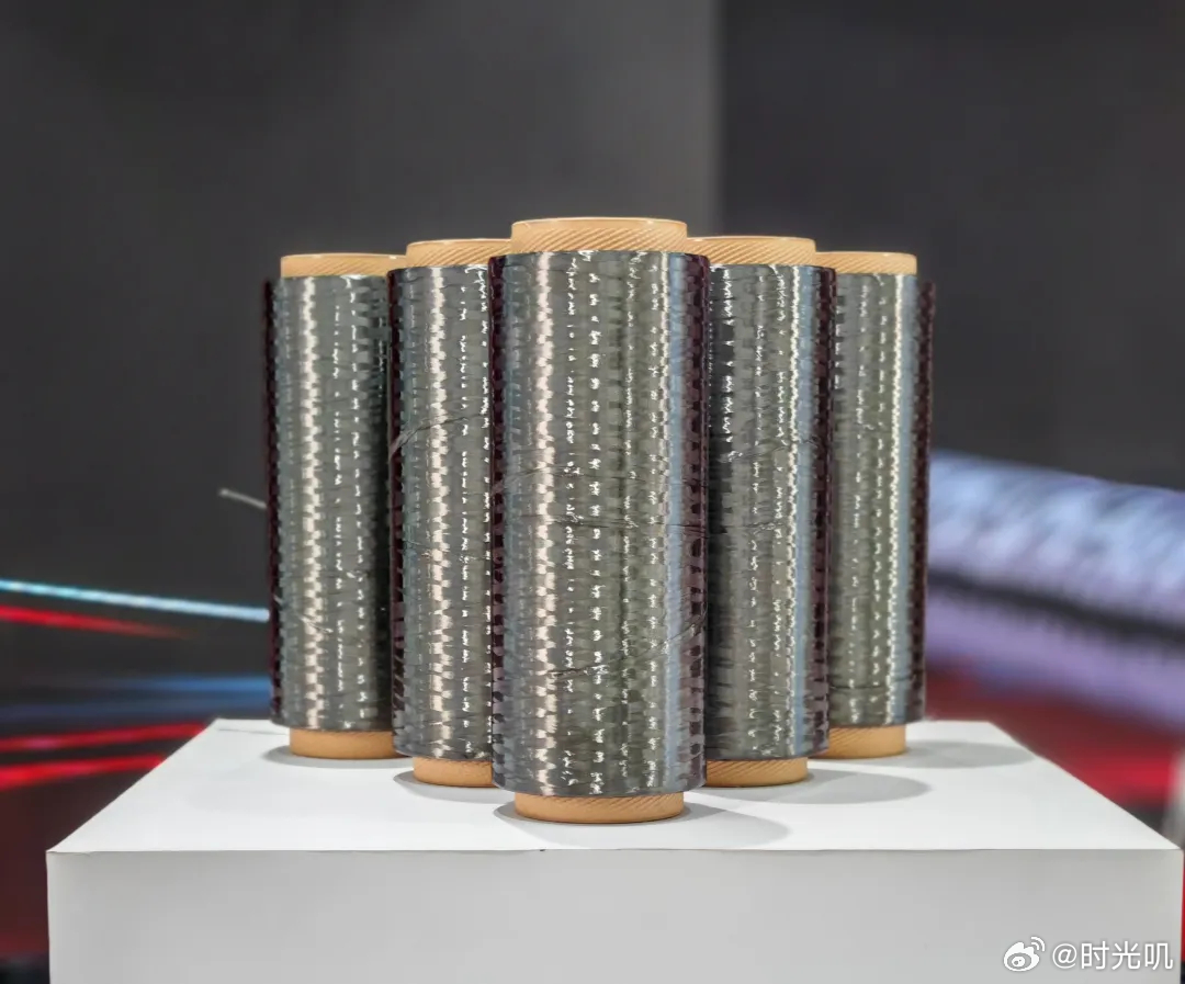 我国超高强度碳纤维实现重大突破3月11日，我国自主研发的T1200级超高强度碳纤