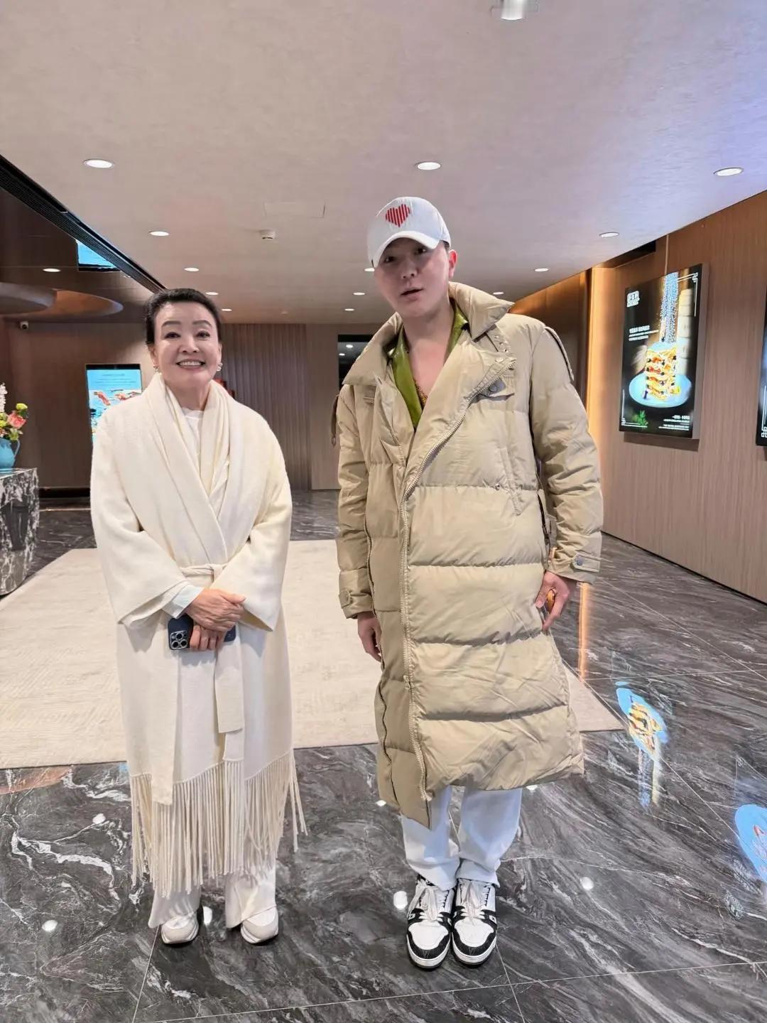 张兰抽时间外出被网友偶遇。
最近张兰比较忙，玥玥和小霖霖回北京亲家母也跟着来看马