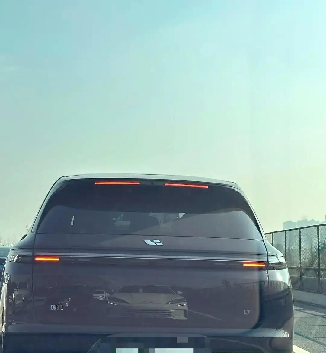 快讯！快讯！
我发誓，以后堵车，再也不想跟在一辆理想屁股后面了。真的，会逼死强迫
