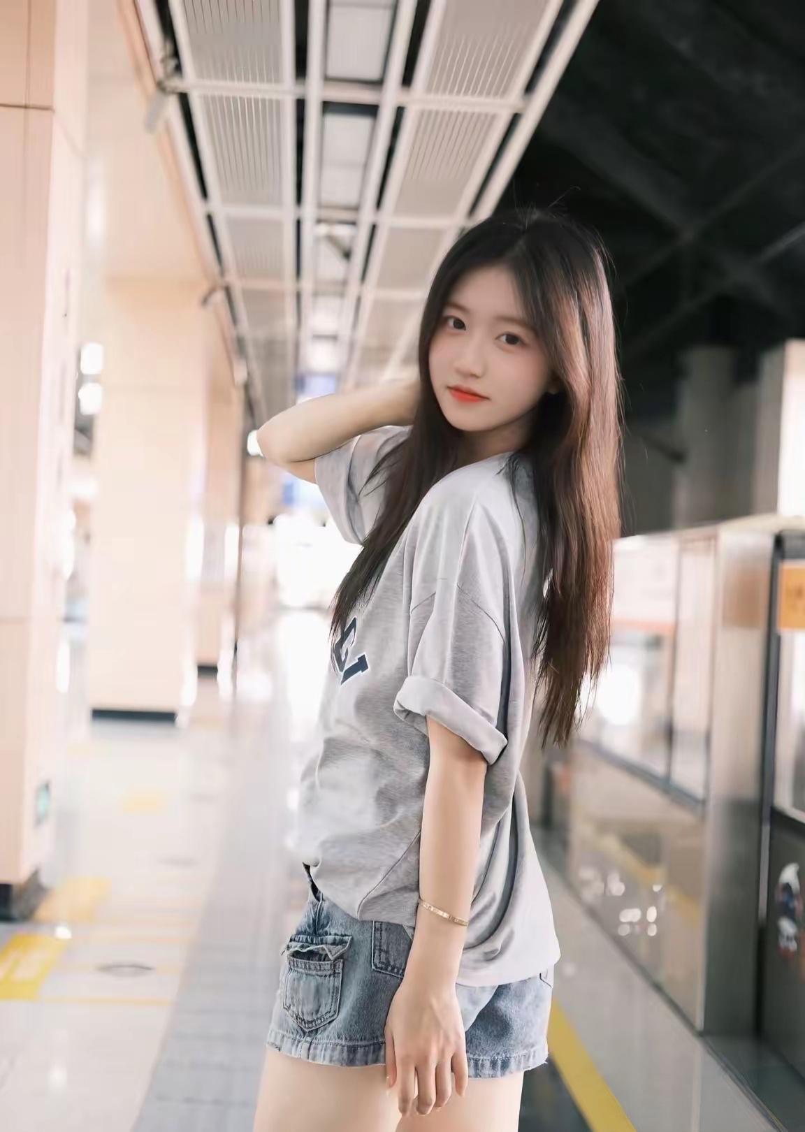 在地铁站的瞬间，青春与时尚完美融合。