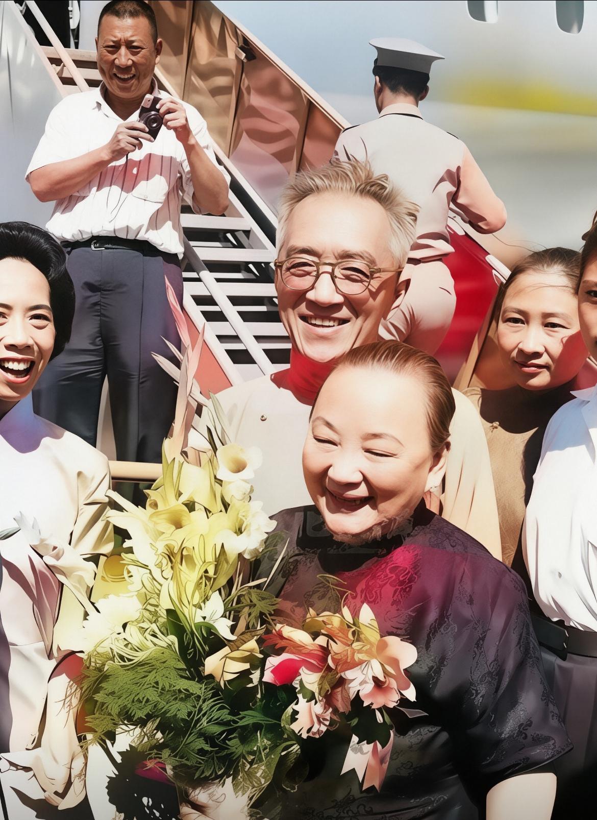 1960年，胡适携夫人江冬秀自美返台，在桃园机场，留下一张珍贵合影