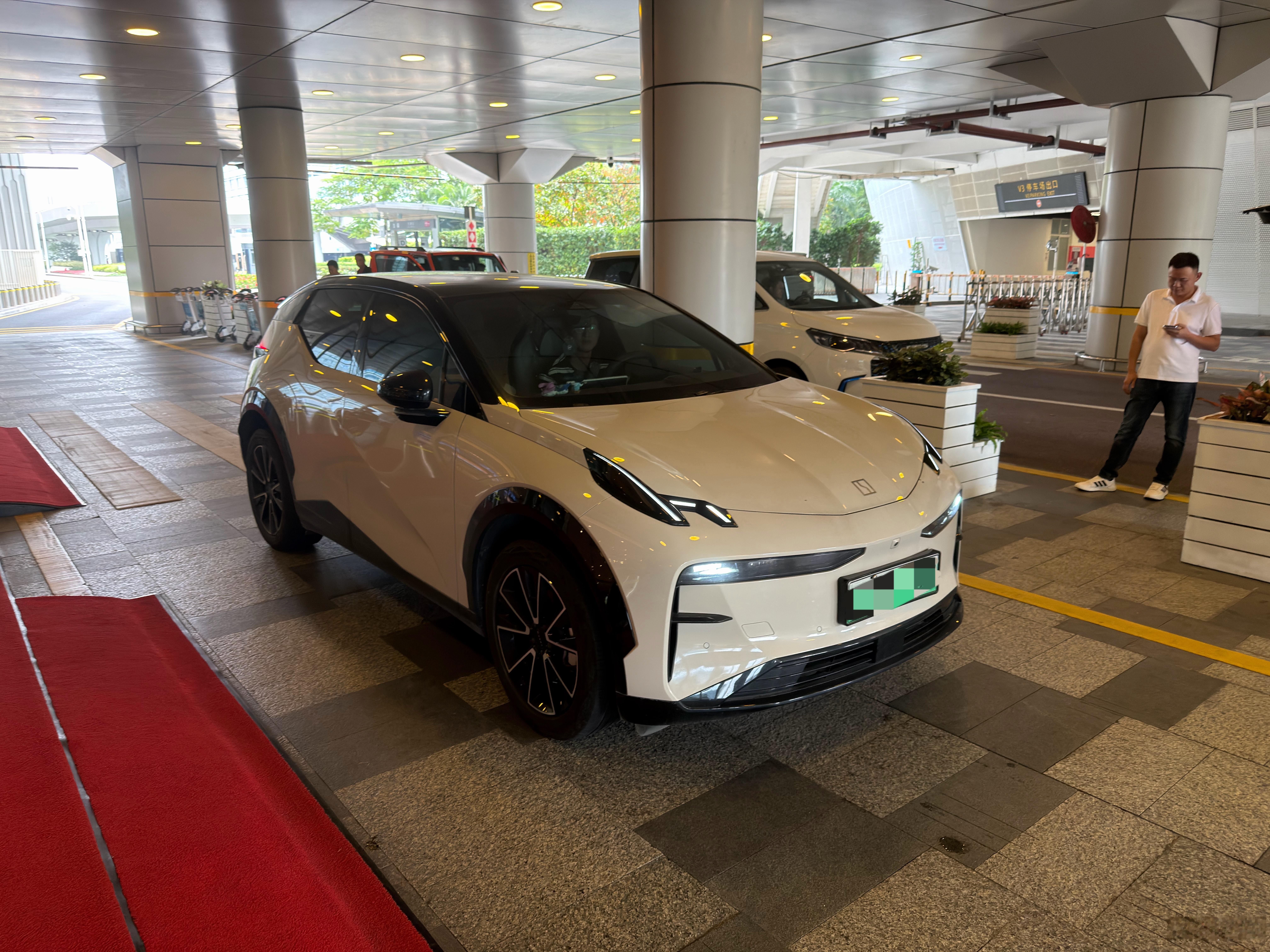 今天的接送机是极氪X。说实话，除了没有高速NOA，其它无论是底盘还是操控我都挺满