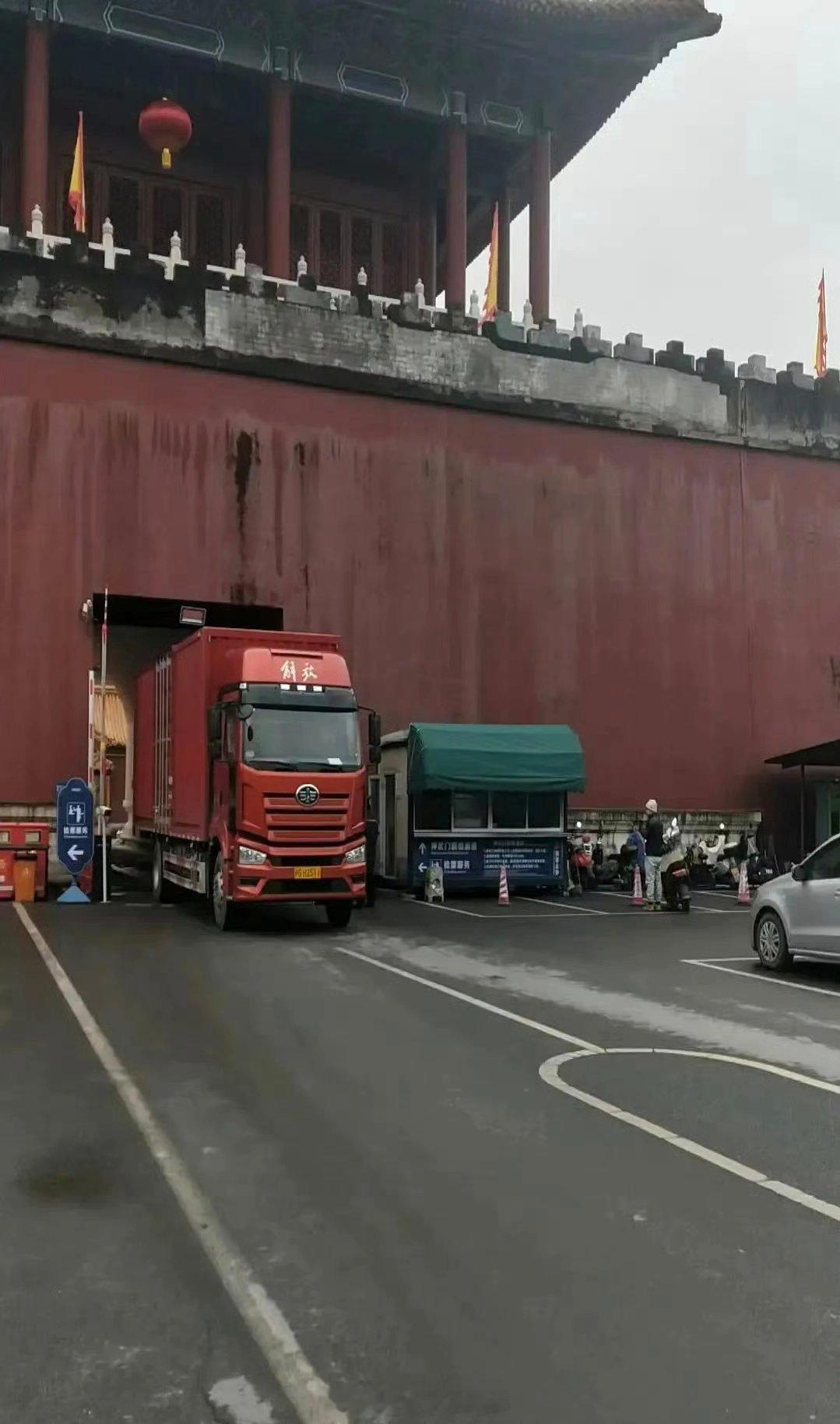 成毅剧杀青，用卡车拉奶茶逆应援，奶茶不限量人人有份， 好用心❤️ 